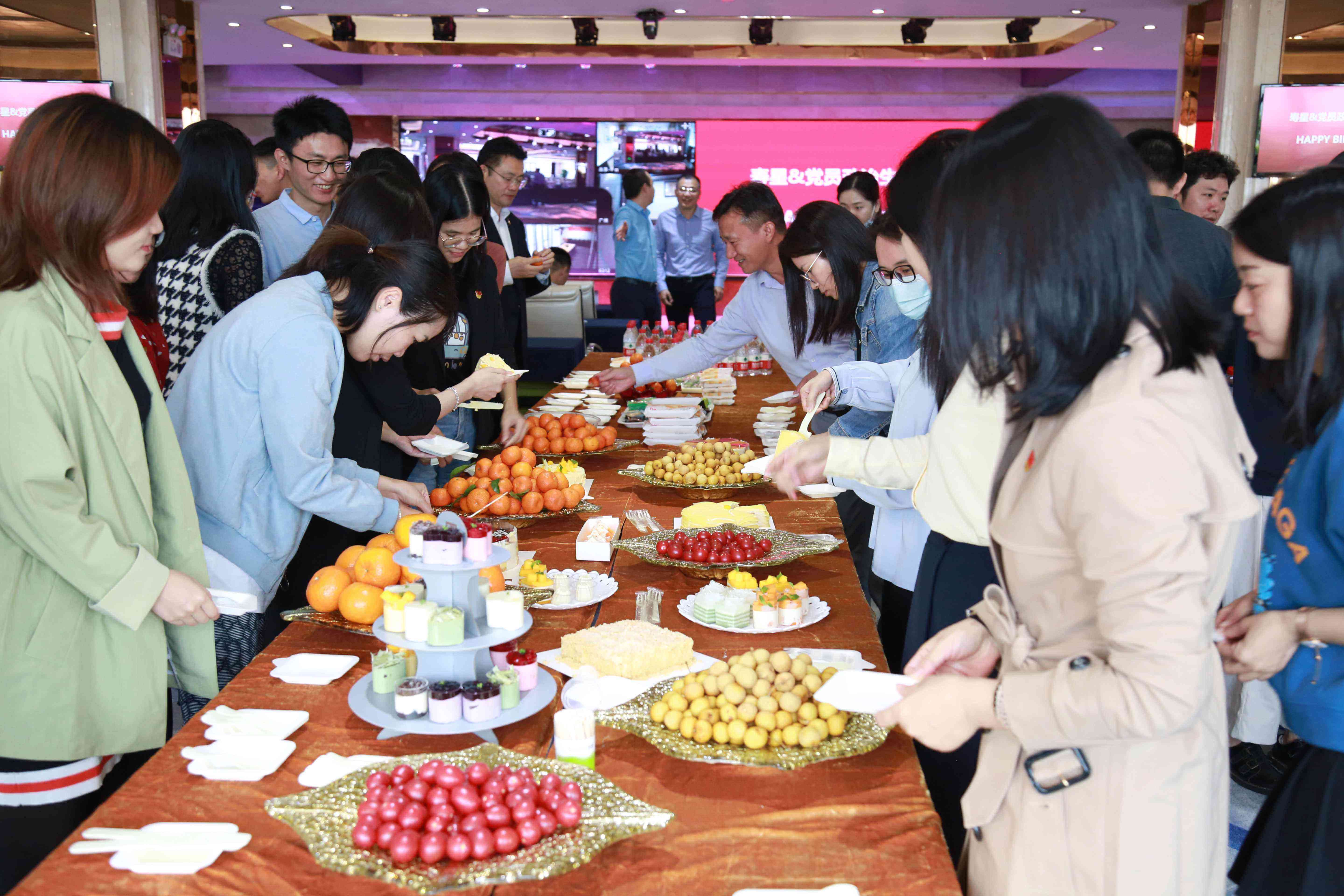 企业党建与文化相融合，点亮员工生日会